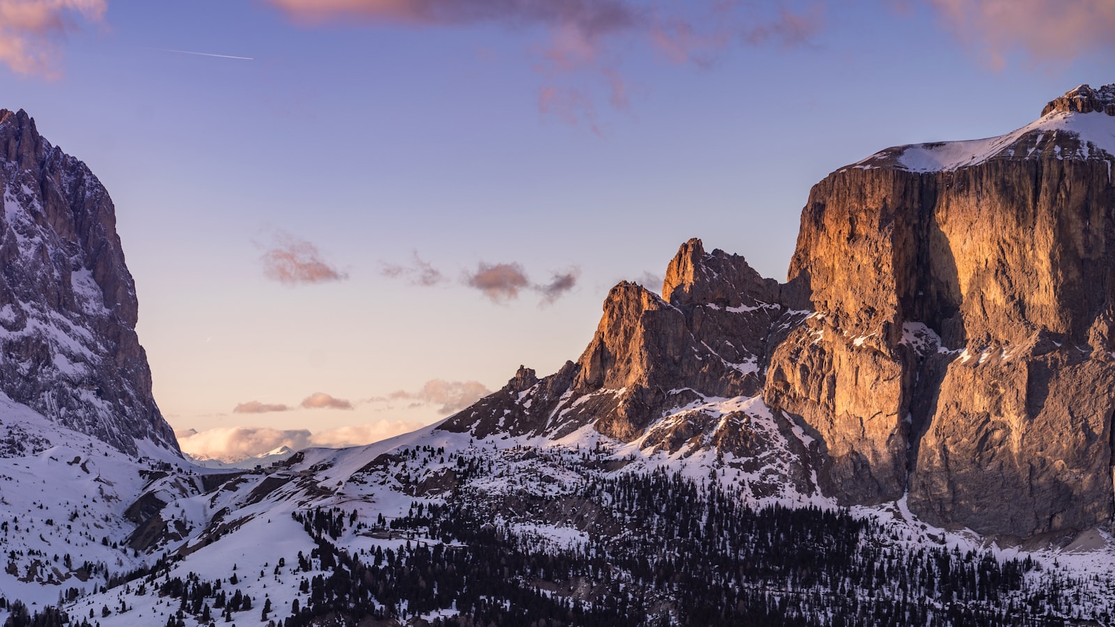 Paesaggio montano mozzafiato delle Dolomiti Bellunesi al tramonto